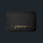 Tapete De Banheiro Minimalista Script de Nome Monograma Feminino em P<br><div class="desc">Esteira de banheiro personalizada com monograma preto e dourado minimalista feminino delicado com nome e assinatura em letra cursiva. Este design apresenta seu primeiro nome em uma linda fonte de letra manuscrita com cauda swash (ou tipografia) em assinatura de caligrafia sobre um fundo preto e dourado. São fáceis de personalizar....</div>