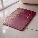 Tapete De Banheiro Monograma Brilhante de Lâmpada Cor-de-Lobra Dourad<br><div class="desc">Burgundy e Rosa Dourado - Bath Mats de Nome de Bath do Script de Leitura Brilhante Rosa Esbranquiçada. Isso faz a formatura perfeita,  aniversário,  casamento,  chá de panela,  aniversário,  chá de fraldas ou presente de festa de solteira para alguém que ama luxo de vidro e estilos quíticos.</div>