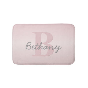 Tapete De Banheiro Monograma cor-de-rosa customizável bonito & seu