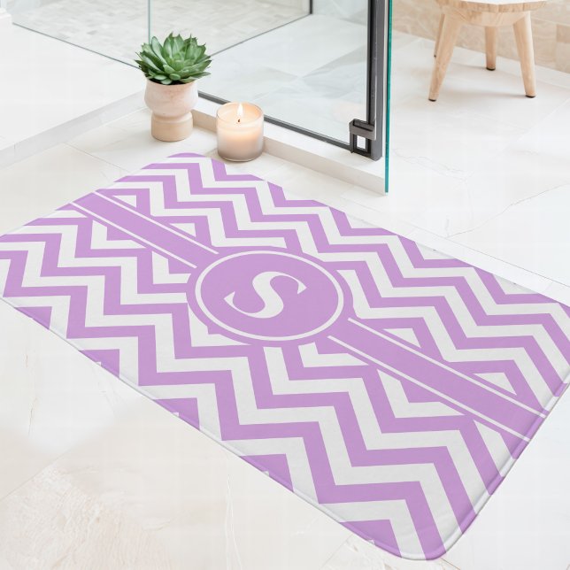 Tapete De Banheiro Monograma de Chevron Lavanda e Branco (Criador carregado)
