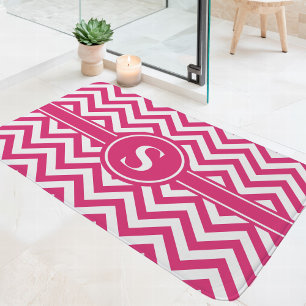 Tapete De Banheiro Monograma de Chevron Rosa Quente e Branco