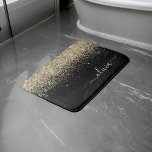Tapete De Banheiro Monograma de Letra com Brilho Preto e Dourado Nome<br><div class="desc">Tapetes de Banho com Monograma de Letra com Brilho Preto e Dourado. Isso torna o presente perfeito para formatura,  aniversário,  casamento,  chá de noiva,  aniversário de casamento,  chá de bebê ou festa de despedida de solteira para alguém que ama luxo e estilos chiques e glamorosos.</div>