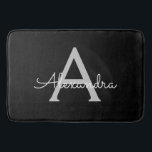 Tapete De Banheiro Monograma de Nome Feminino com Letra Moderna em Pr<br><div class="desc">Tapetes de Banho com Monograma de Nome Simples em Preto e Prata. Isso torna o presente perfeito para formatura,  aniversário,  casamento,  chá de noiva,  aniversário de casamento,  chá de bebê ou festa de despedida de solteira para alguém que ama luxo e estilos chiques.</div>