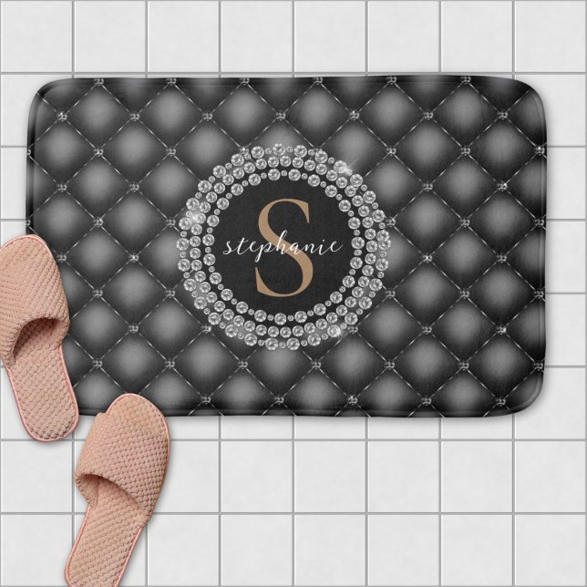Tapete De Banheiro Monograma Dourado Diamantes Pretos Tufados de Luxo (Monogram Gold Black Diamonds Tufted Elegant Luxury Bath Mat)