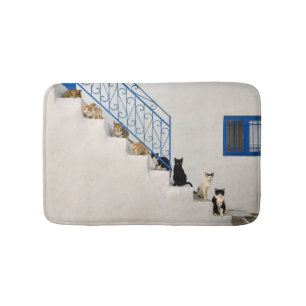 Tapete De Banheiro Muitos gatos numa escada branca numa aldeia grega
