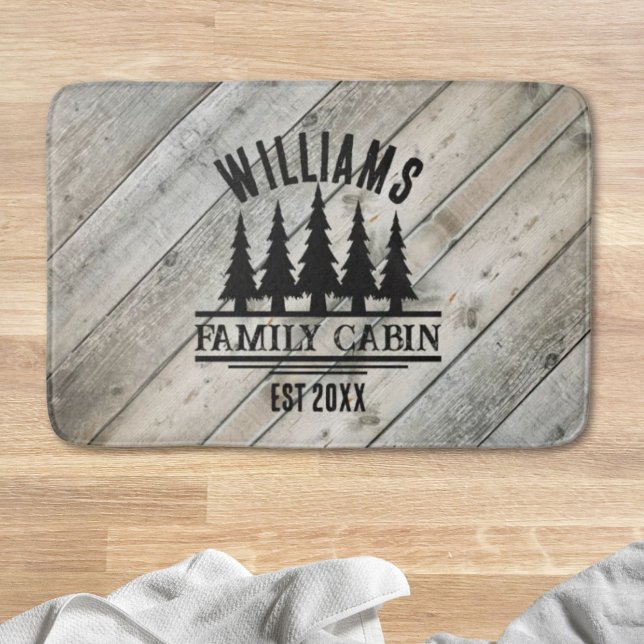 Tapete De Banheiro Nome da Cabine Personalizada da Madeira Rustic Woo (Rustic Wood Personalized Family Cabin Name Est Bath Mat)