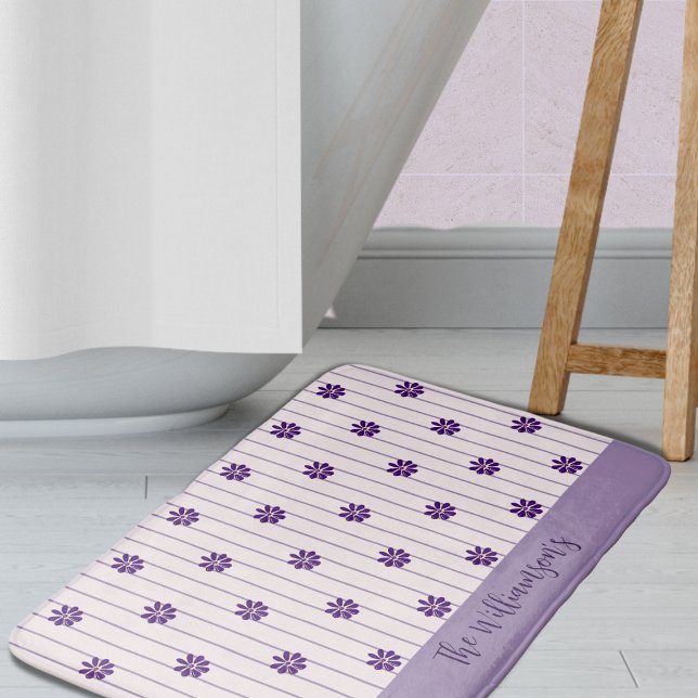Tapete De Banheiro Nome da família Flores Indigo, Blush e Violet Stri (Family Name Indigo Flowers, Blush & Violet Striped Bath Mat)