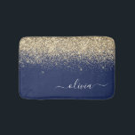 Tapete De Banheiro Nome da Rapariga do Monograma de Script Azul do Ma<br><div class="desc">Marinho Azul e Dourado Espelho com Nome do Monograma do Script Glitter. Isso faz a formatura perfeita,  aniversário,  casamento,  chá de panela,  aniversário,  chá de fraldas ou presente de festa de solteira para alguém que ama luxo de vidro e estilos quíticos.</div>