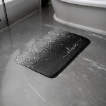 Tapete De Banheiro Nome da Rapariga do Script de Largura Preta do Sil<br><div class="desc">Preto e Silver Faux Sparkle Glitter Script Monograma Name Bath Mats. Isso faz a formatura perfeita,  aniversário,  casamento,  chá de panela,  aniversário,  chá de fraldas ou presente de festa de solteira para alguém que ama luxo de vidro e estilos quíticos.</div>