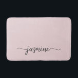 Tapete De Banheiro Nome de Letra em Monograma Rosa Cor-de-Rosa Minima<br><div class="desc">Tapete de banheiro personalizado feminino minimalista rosa bege com monograma de nome simples e elegante em letra cursiva. Este design apresenta seu primeiro nome em uma linda caligrafia com rabisco em estilo de assinatura tipográfica (ou tipografia) sobre um fundo rosa bege pastel ou rosa claro. São fáceis de personalizar. Ótimo...</div>