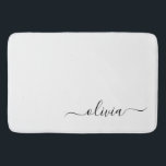 Tapete De Banheiro Nome de monograma feminino de script moderno preto<br><div class="desc">Tapetes de banho com monograma de nome em script simples preto e branco. Isso torna o presente perfeito de formatura,  aniversário,  casamento,  chá de noiva,  aniversário de casamento,  chá de bebê ou festa de despedida de solteira para alguém que ama luxo e estilos chiques.</div>