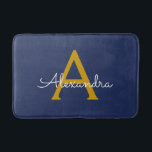 Tapete De Banheiro Nome do Monograma da Rapariga do Script Moderno Do<br><div class="desc">Bath Mats de Nome do Monograma Simples de Script Azul Navy e Ouro. Isso faz da formatura perfeita,  aniversário,  casamento,  duche de noiva,  aniversário,  duche de bebê ou festa de solteira para alguém que ama luxo de vidro e estilos quicos.</div>