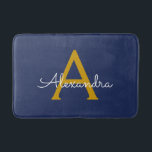 Tapete De Banheiro Nome do Monograma da Rapariga do Script Moderno Do<br><div class="desc">Bath Mats de Nome do Monograma Simples de Script Azul Navy e Ouro. Isso faz da formatura perfeita,  aniversário,  casamento,  duche de noiva,  aniversário,  duche de bebê ou festa de solteira para alguém que ama luxo de vidro e estilos quicos.</div>