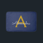 Tapete De Banheiro Nome do Monograma da Rapariga do Script Moderno Do<br><div class="desc">Bath Mats de Nome do Monograma Simples de Script Azul Navy e Ouro. Isso faz da formatura perfeita,  aniversário,  casamento,  duche de noiva,  aniversário,  duche de bebê ou festa de solteira para alguém que ama luxo de vidro e estilos quicos.</div>