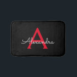 Tapete De Banheiro Nome do Monograma da Rapariga do Script Preto Verm<br><div class="desc">Bath Mats do Nome do Monograma Simples Preto e Vermelho. Isso faz da formatura perfeita,  aniversário,  casamento,  duche de noiva,  aniversário,  duche de bebê ou festa de solteira para alguém que ama luxo de vidro e estilos quicos.</div>