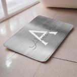 Tapete De Banheiro Nome do monograma de metal escovado de prata e ini<br><div class="desc">Banho De Prata Brugado Metálica Isolada De Aço Isolante Monograma Mat. Este Bath Mat é perfeito para decorar o seu banheiro em Rose Gold.</div>