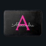 Tapete De Banheiro Nome do Monograma Girly Black Script Hot-Pink<br><div class="desc">Bath Mats de Nome do Monograma Simples de Script Preto e Rosa Quente Isso faz a formatura perfeita,  aniversário,  casamento,  chá de panela,  aniversário,  chá de fraldas ou presente de festa de solteira para alguém que ama luxo de vidro e estilos quíticos.</div>