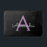Tapete De Banheiro Nome do Monograma Girly de Script Preto Roxo<br><div class="desc">Nome do Monograma Simples Preto e Roxo Corresponde. Isso faz a formatura perfeita,  aniversário,  casamento,  chá de panela,  aniversário,  chá de fraldas ou presente de festa de solteira para alguém que ama luxo de vidro e estilos quíticos.</div>