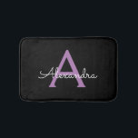 Tapete De Banheiro Nome do Monograma Girly de Script Preto Roxo<br><div class="desc">Nome do Monograma Simples Preto e Roxo Corresponde. Isso faz a formatura perfeita,  aniversário,  casamento,  chá de panela,  aniversário,  chá de fraldas ou presente de festa de solteira para alguém que ama luxo de vidro e estilos quíticos.</div>