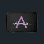 Tapete De Banheiro Nome do Monograma Girly de Script Preto Roxo<br><div class="desc">Nome do Monograma Simples Preto e Roxo Corresponde. Isso faz a formatura perfeita,  aniversário,  casamento,  chá de panela,  aniversário,  chá de fraldas ou presente de festa de solteira para alguém que ama luxo de vidro e estilos quíticos.</div>