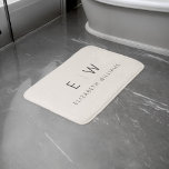 Tapete De Banheiro Nome do Monograma Moderno e Elegante Neutro<br><div class="desc">Entra no luxo com nosso clássico Elegante moderno e minimalista Monograma Mat. Este tapete especial combina perfeitamente elegância no eterno com o minimalismo contemporâneo, elevando a decoração do banheiro a novas alturas. Feito com precisão e atenção meticulosa aos detalhes, esse tapete de banho é mais do que funcional; é uma...</div>