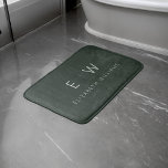 Tapete De Banheiro Nome do Monograma Moderno e Elegante Verde Escuro<br><div class="desc">Entra no luxo com nosso clássico Elegante moderno e minimalista Monograma Mat. Este tapete especial combina perfeitamente elegância no eterno com o minimalismo contemporâneo, elevando a decoração do banheiro a novas alturas. Feito com precisão e atenção meticulosa aos detalhes, esse tapete de banho é mais do que funcional; é uma...</div>