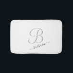 Tapete De Banheiro Nome do Monograma Personalizado Branco Elegante<br><div class="desc">Esta é uma bela toalha branca elegante com um monograma / inicial de multicores personalizado único (fornecendo um efeito especial) e com o seu primeiro nome. Criará uma atmosfera suave e convidativa e suave o suficiente para poder fazer uma variedade de efeitos de coordenação. Vai criar uma bela decoração da...</div>