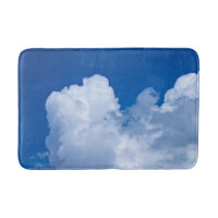Nuvens brancas puffy no céu azul