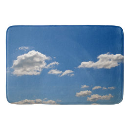 Tapete De Banheiro O céu é azul e as nuvens brancas estão passando