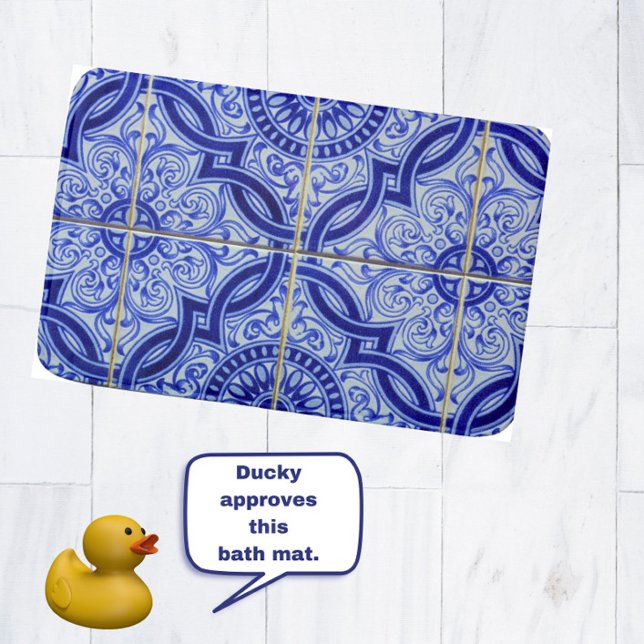 Tapete De Banheiro Padrão Azulejo Azulejo Azulejo mediterrânico azul  (An elegant, blue + white Mediterranean tile pattern bathmat. Ducky-approved.)