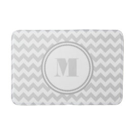 Tapete De Banheiro Padrão de Chevron Listrado Branco Cinza Monogramad