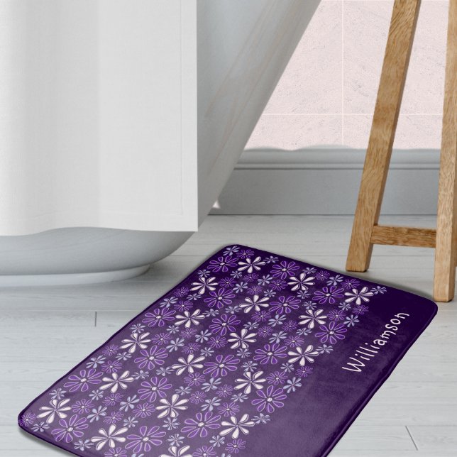 Tapete De Banheiro Padrão De Flor Roxo na moda Monograma (Stylish Monogrammed Dark Purple Flower Pattern Bath Mat)