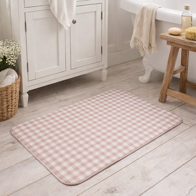 Tapete De Banheiro Padrão Xadrez Ginga Rosa e Branco (A pink and white gingham plaid bath mat.)