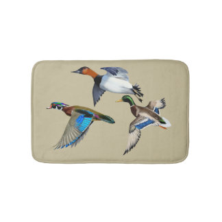 Tapete De Banheiro Patos Canvasback, Mallard e Wood voando
