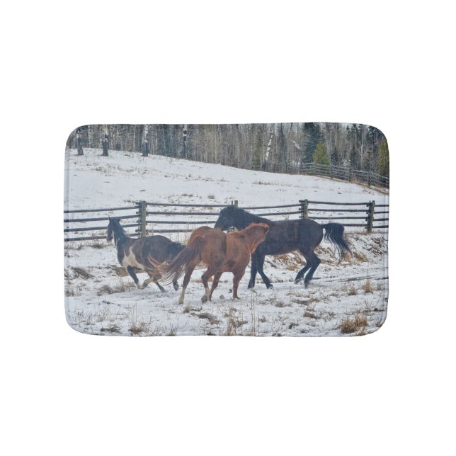 Tapete De Banheiro Pinto e Quarto Cavalos Espirituados na Neve de inv (frente)