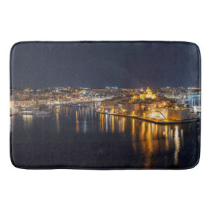 Tapete De Banheiro Porto de Malta iluminado à noite