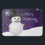 Tapete De Banheiro Púrpura Snowman Winter Scense Christmas Bath Mat<br><div class="desc">Adicione um toque de feriado ao seu banho com este malvado Púrpura Snowman Winter Scene Christmas Bath Mat. Bath mat design apresenta um feliz boneco de neve em uma cena de neve contra um fundo roxo adornado com flocos de neve de cor correspondente. Itens adicionais de presentes e feriados disponíveis...</div>