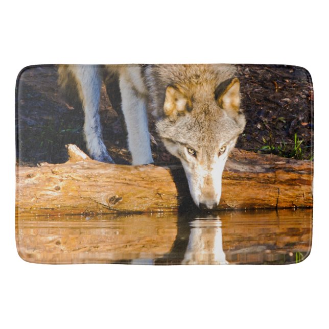 Tapete De Banheiro Reflexão do Lobo Solitário em Pond (Frente)