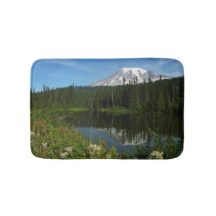 Tapete De Banheiro Reflexo do Lago Monte Rainier com Flores Silvestre