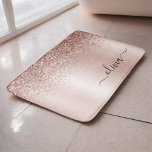 Tapete De Banheiro Rosa Dourado - Monograma de Nome em Brilho Rosa Be<br><div class="desc">Rosa Dourado - Tapetes de Banho com Nome em Monograma de Metal Brilhante com Purpurina Falsa Folha Metálica Escovada Cor Rosa Bege. Isso torna o presente perfeito para formatura, aniversário, casamento, chá de noiva, aniversário de casamento, chá de bebê ou festa de despedida de solteira para alguém que ama luxo...</div>