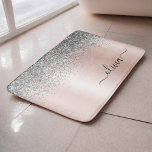 Tapete De Banheiro Rosa Dourado - Rosa Bege Glitter Monograma Pratead<br><div class="desc">Rosa Dourado - Tapetes de Banho com Nome Monograma de Metal Brilhante Falso Prateado e Rosa Bege. Isso torna o presente perfeito para formatura,  aniversário,  casamento,  chá de noiva,  aniversário de casamento,  chá de bebê ou festa de despedida de solteira para alguém que ama luxo e estilos chiques.</div>