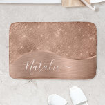 Tapete De Banheiro Rosa Metálico - Largura Dourada Personalizada<br><div class="desc">Personalize facilmente este rosa dourado com metal escovado e um magnífico tapete de banho com padrão de brilho com seu próprio nome personalizado.</div>