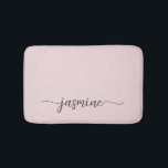 Tapete De Banheiro Roteiro de Nome Monograma Feminino Rosa Bege Minim<br><div class="desc">Este design apresenta seu primeiro nome em uma linda caligrafia com estilo de letra manuscrita com cauda swash (ou tipografia) sobre um fundo rosa poeira pastel ou rosa blush claro. São fáceis de personalizar. Ótimo presente feminino e elegante para aquecimento da casa, também para aniversário, casamento, festa de aniversário de...</div>