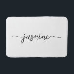Tapete De Banheiro Rótulo de Nome com Monograma Feminino Branco Minim<br><div class="desc">Esteira de banheiro personalizada com monograma de nome feminino minimalista simples e limpo em branco. Este design apresenta seu primeiro nome em uma linda caligrafia de letra manuscrita com cauda swash (ou tipografia) em fundo branco. São fáceis de personalizar. Ótimo presente feminino e elegante para aquecimento da casa, também para...</div>