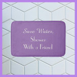 Tapete De Banheiro Roxo Orquídea Ametista Economize Água Plush Divert<br><div class="desc">Este tapete de banho humorístico pode ser de qualquer cor de fundo que você selecionar. A cor de fundo padrão é a tendência tom de orquídea ametista roxa; o texto é branco esbranquiçado. O texto diz "Economize Água, Tome Banho Com um Amigo". Cortina de chuveiro combinando disponível. Um ótimo presente...</div>