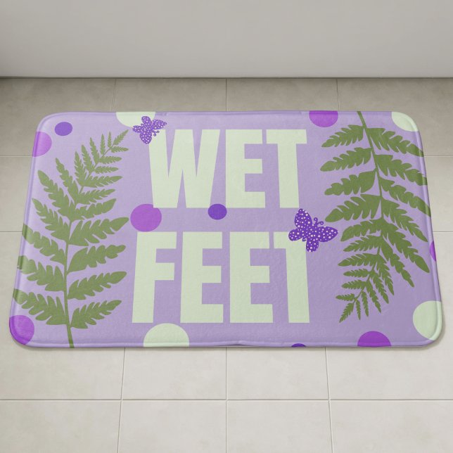 Tapete De Banheiro Roxo Pastel Fofo Natureza (Soft purple bathmat with large text, green ferns, spotted butterflies and dots.  Cute & pretty.)