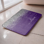 Tapete De Banheiro Roxo Silver Glitter Girly Monographic Nome<br><div class="desc">Bath Mats do Nome do Monograma do Script Glitter Glitter Roxo e Silver Sparkle. Isso faz a formatura perfeita,  aniversário,  casamento,  chá de panela,  aniversário,  chá de fraldas ou presente de festa de solteira para alguém que ama luxo de vidro e estilos quíticos.</div>