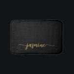 Tapete De Banheiro Script de Nome Monograma Garota Ouro Preto Minimal<br><div class="desc">Este design apresenta seu primeiro nome em uma linda fonte de letra manuscrita com rabiscos na assinatura em caligrafia (ou tipografia) sobre fundo preto e dourado. Estes são fáceis de personalizar. Ótimo presente feminino e elegante para aquecimento de casa, também para aniversário, casamento, festa de 16 anos, chá de noiva,...</div>