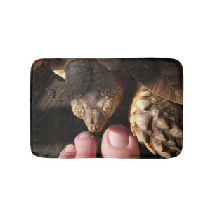 Tapete De Banheiro Sulcata Tortoise Inspecionando Os Pés Pessoas