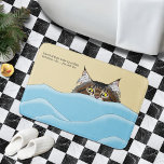 Tapete De Banheiro Tabby Cat Peeking Blue Funny<br><div class="desc">Gato de mesa a espreitar os cobertores para dizer aos humanos que estão a subir!</div>